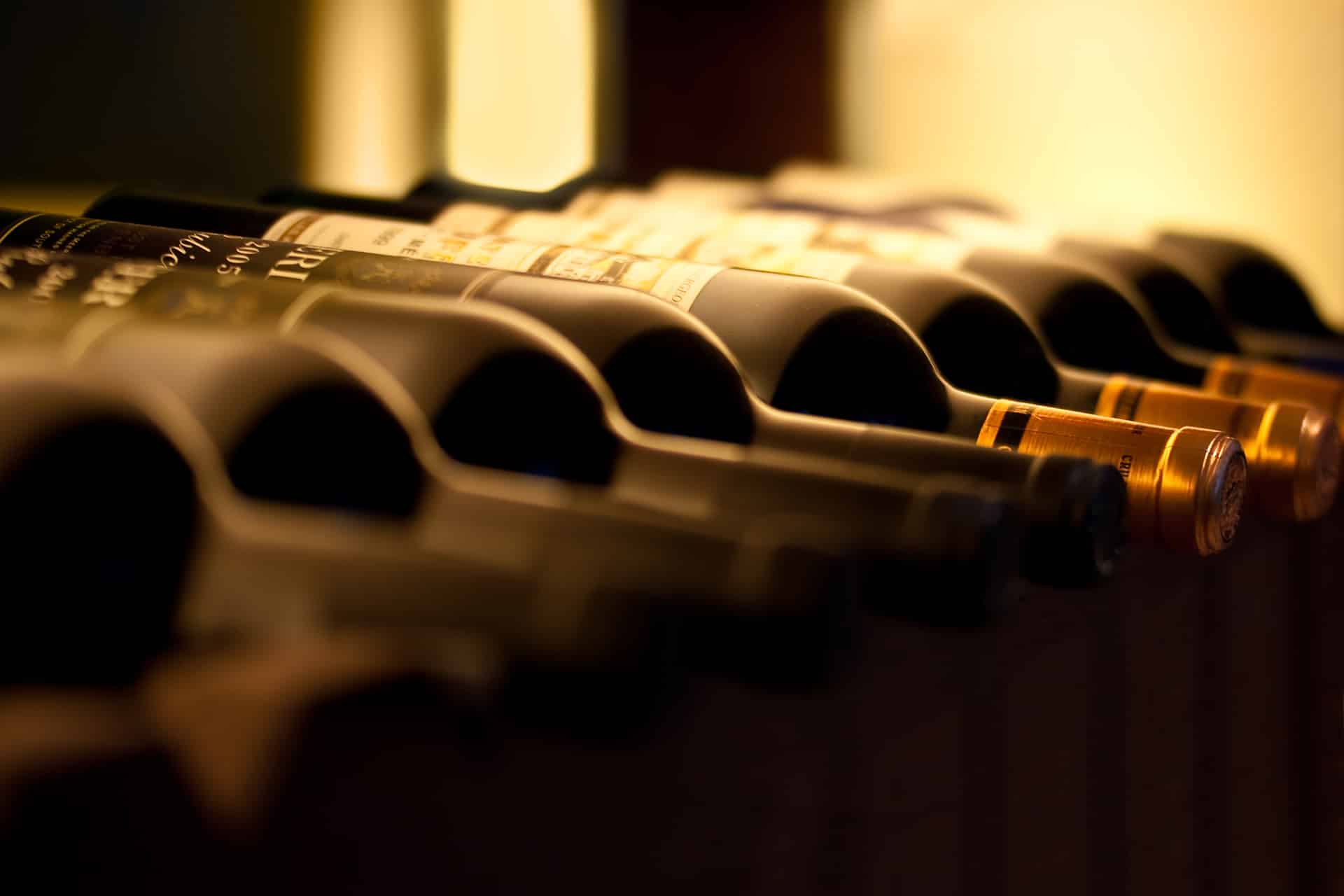 bouteilles de vin alignées les unes à côté des autres
