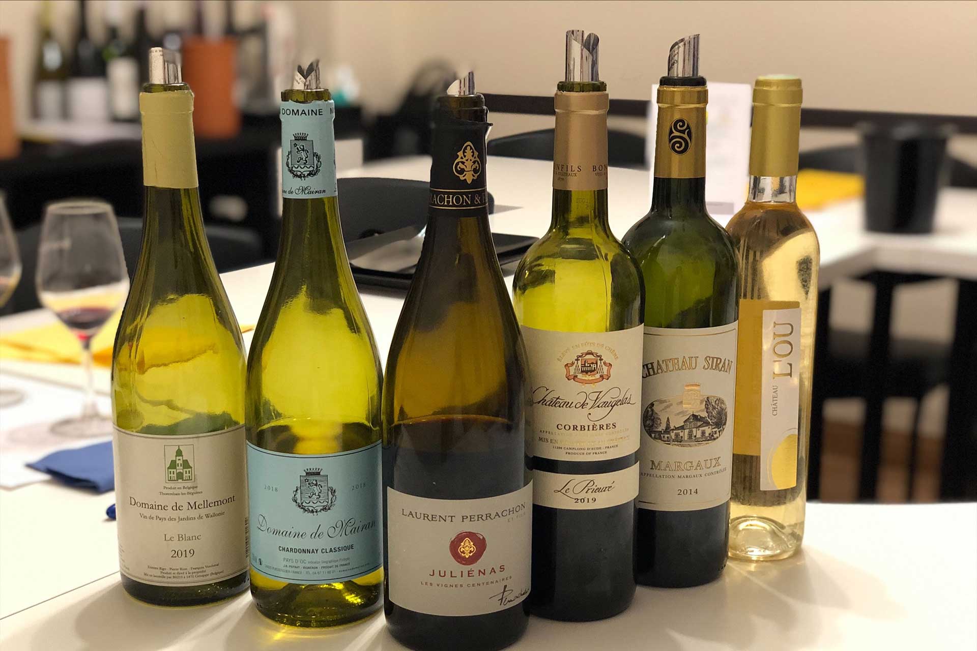 bouteilles de vin alignées