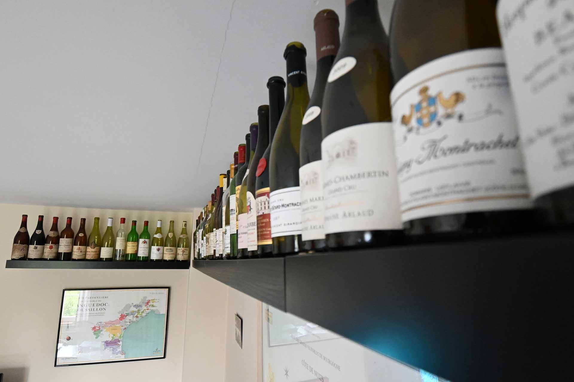 étagères avec toutes les bouteilles de vin alignées dans la salle des Cours d'œnologie à Chaumont-Gistoux